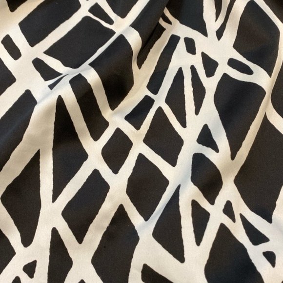 LIZ CLAIBORNE Top Sleeveless Black & White Soft Pleats Sz M - Picture 11 of 12